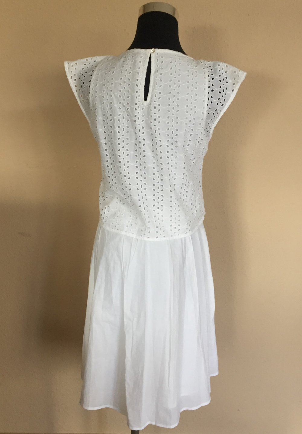 Esprit Sommerkleid schneeweiß mit Cut Out Stickerei Gr.XS inkl. Unterkleid, Neu mit Etikett Neupreis 60€