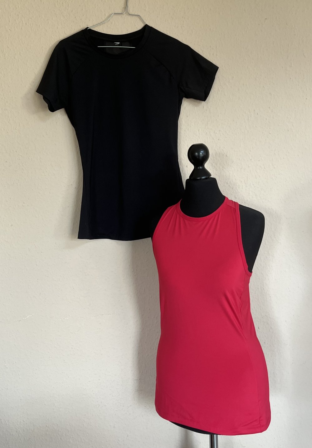 3 Climacool Sport Active Wear Teile 2 Tops und 1 Shorts Gr.S/M, ein T-Shirt, ein Tank Top und eine Radlerhose