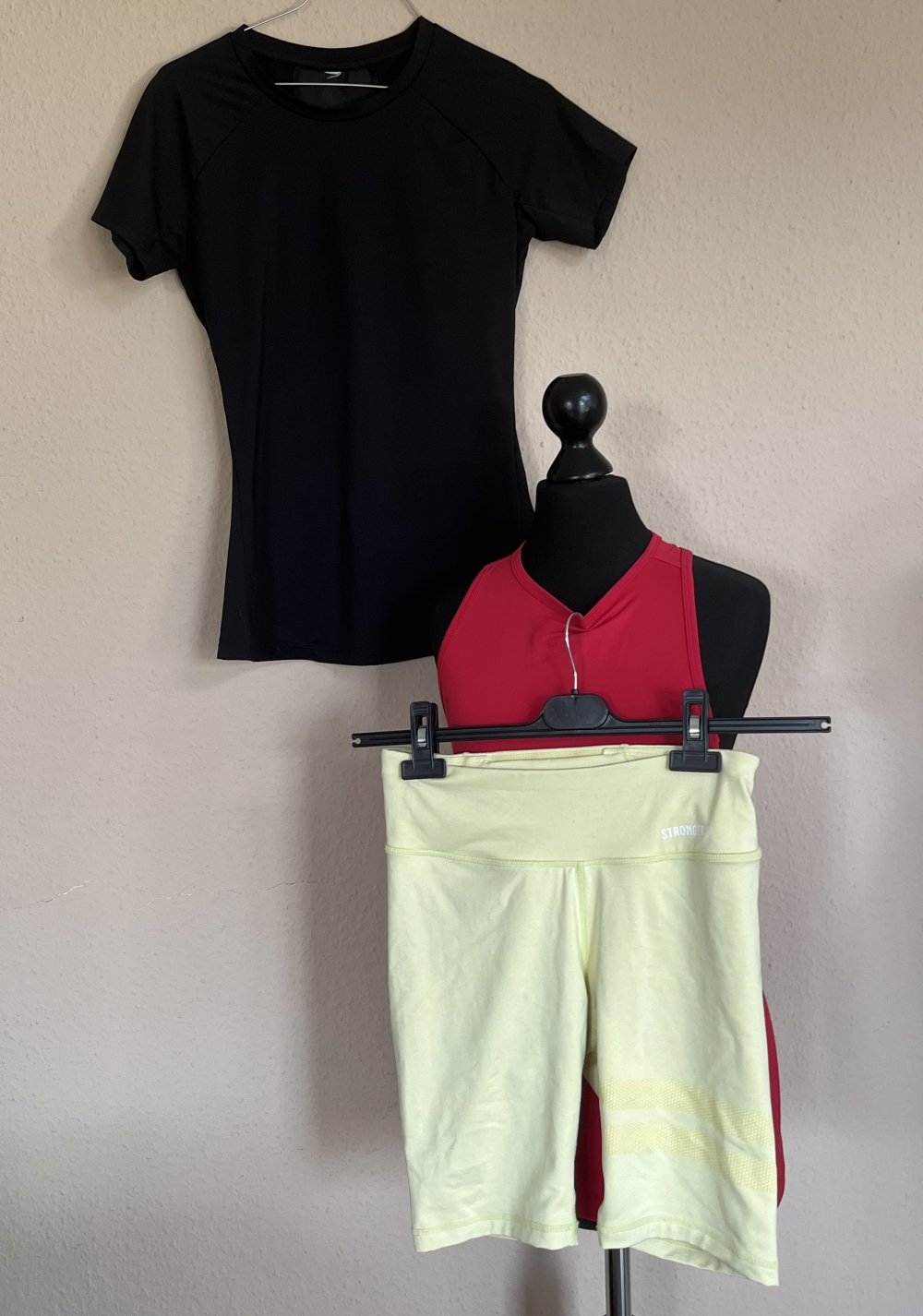 3 Climacool Sport Active Wear Teile 2 Tops und 1 Shorts Gr.S/M, ein T-Shirt, ein Tank Top und eine Radlerhose