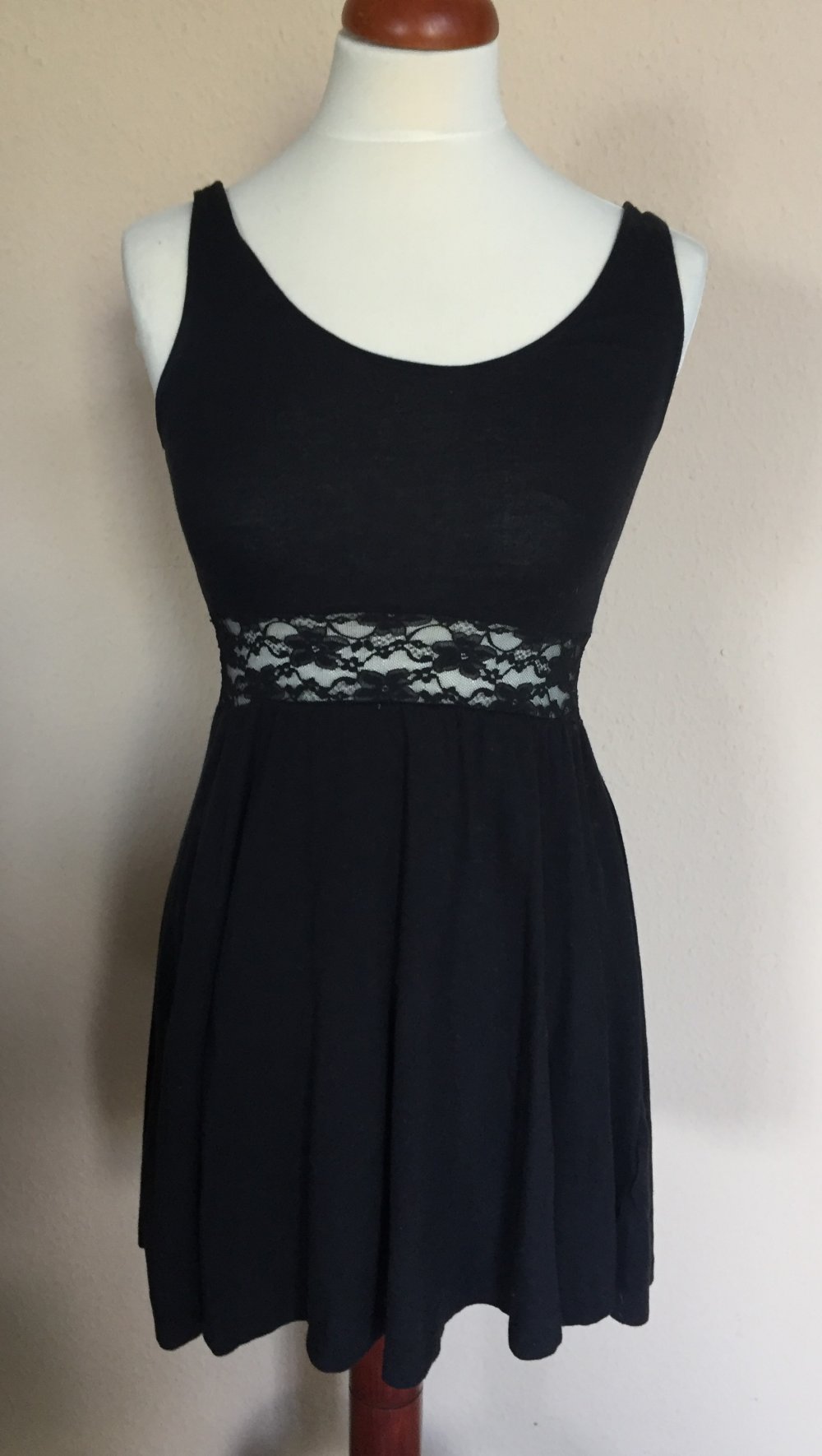 H&M Skaterkleid mit Spitzeneinsatz Gr.S schwarz, toller Rücken