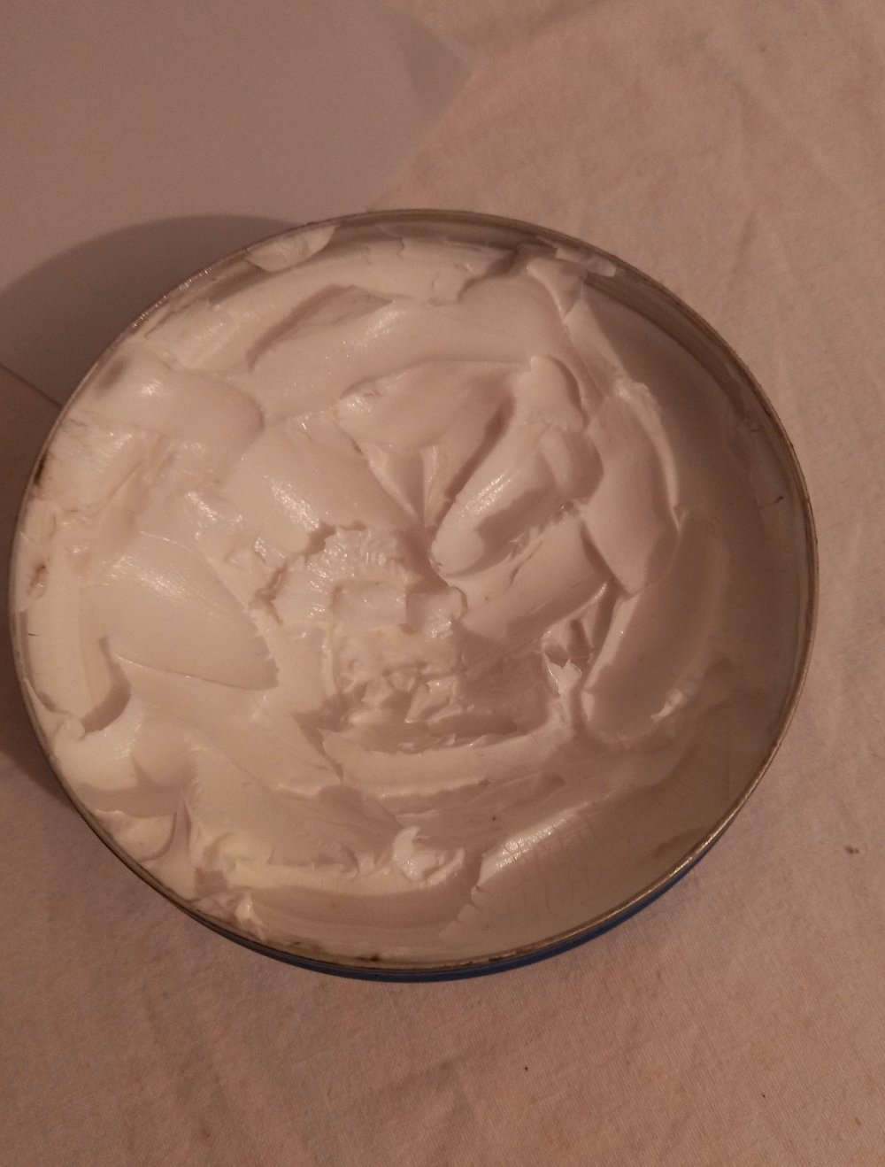 Eine große Dose Nivea Creme