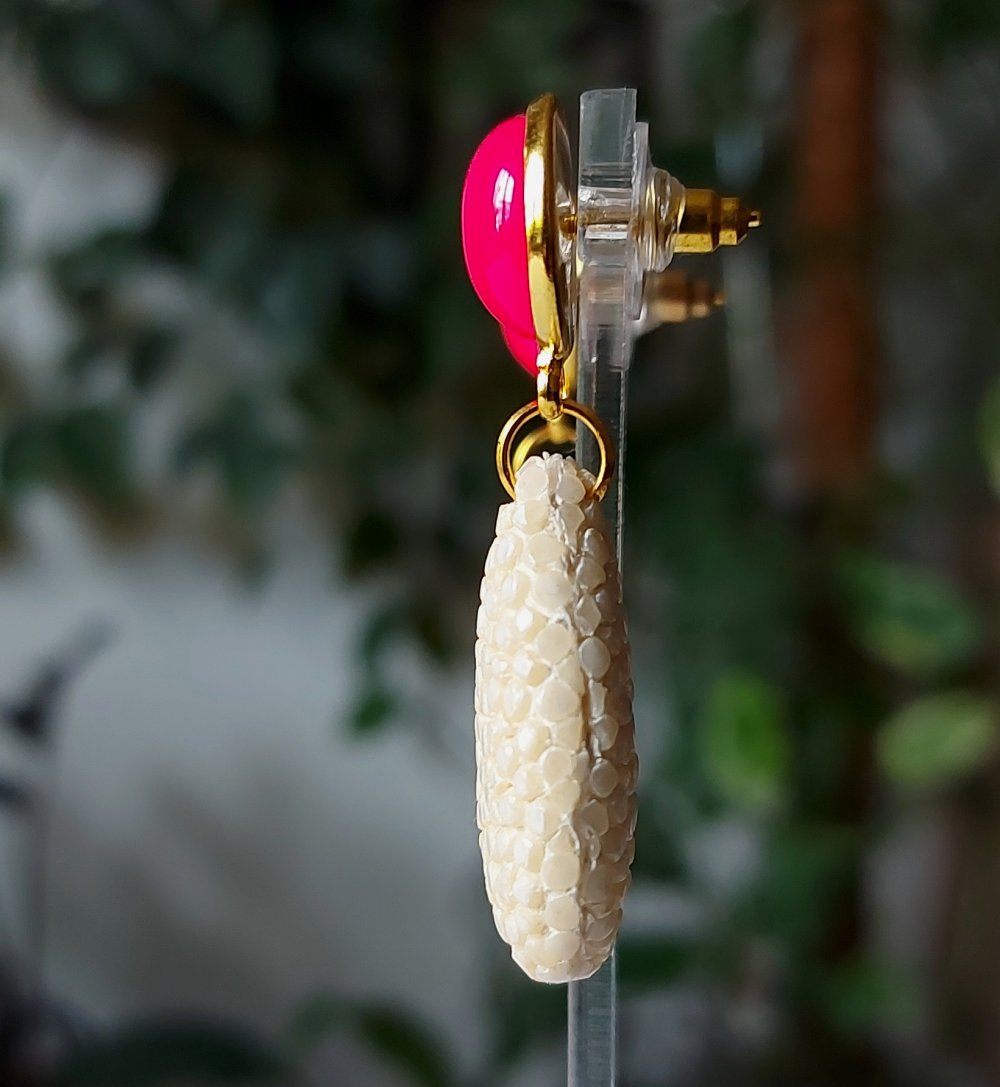beige Ohrhänger aus Rochenleder mit einem pinken Cabochon, Unikat, Galuchat, Perlrochen Ohrringe