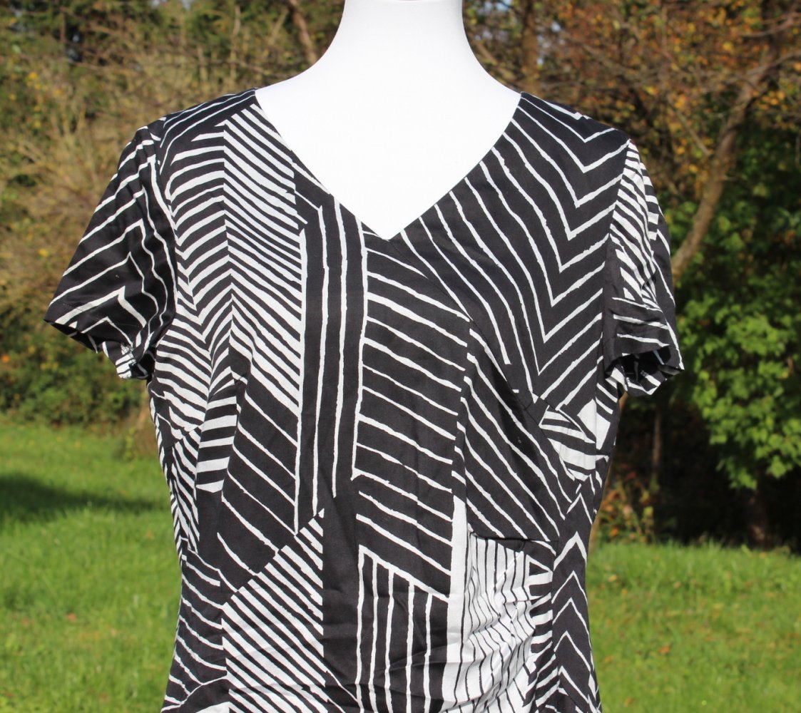 schwarzes Kleid mit weiß hellgrauem geometrischem Muster, Betty Barclay, Größe 44