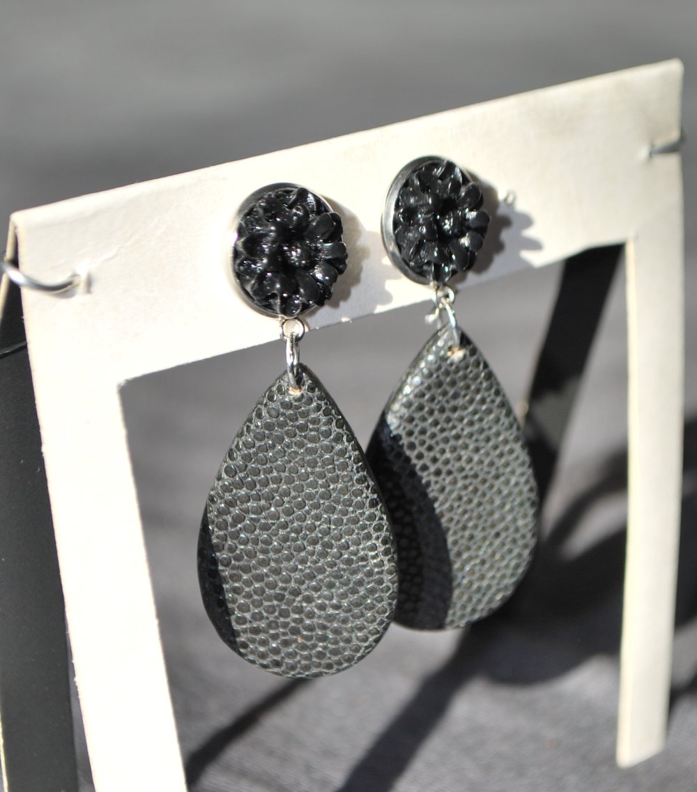 schwarze Ohrhänger aus Rochenleder mit einem Blumencabochon, Unikat, Galuchat, Perlrochen