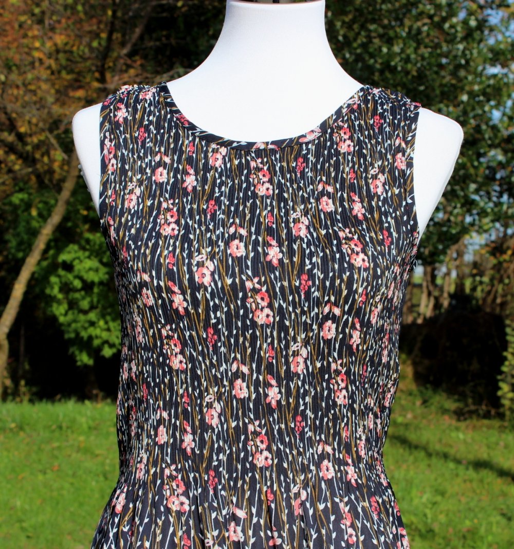 dunkelblaues True Vintagekleid mit Blumenmuster, Plissee, ca. Größe 34-44, Midikleid