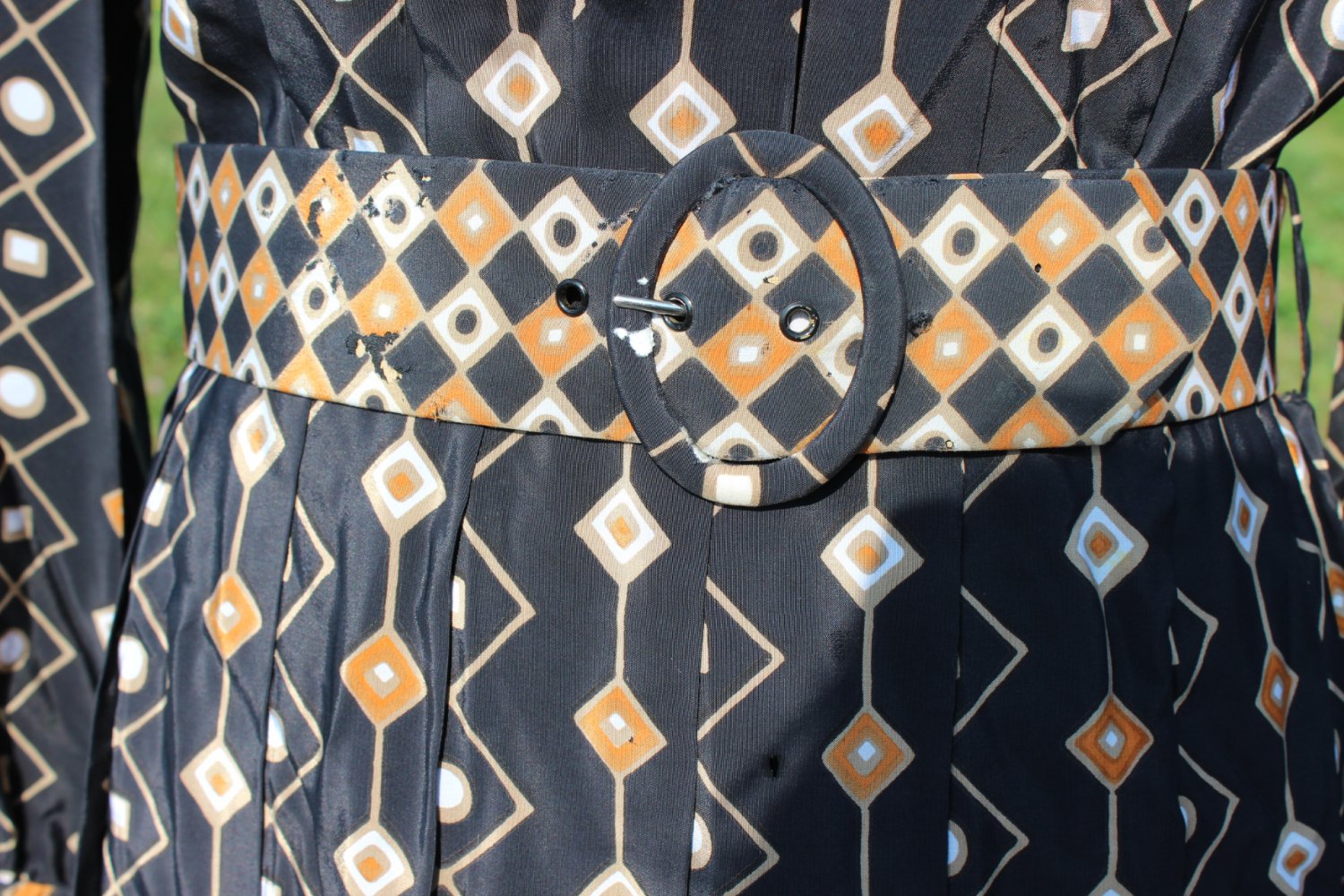 schwarzes True Vintage Kleid mit creme-braunem geometrischem Muster, ca. Größe 38
