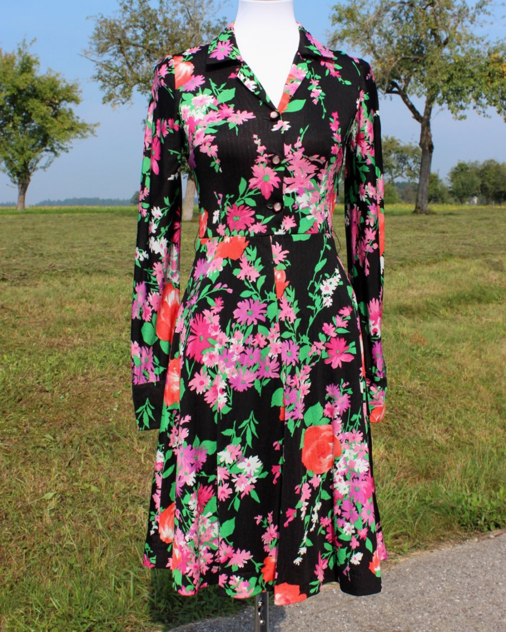 schwarzes True Vintagekleid mit Blumenmuster in rosa u. grün, ca. Größe 34, Unikat, Rockabilly