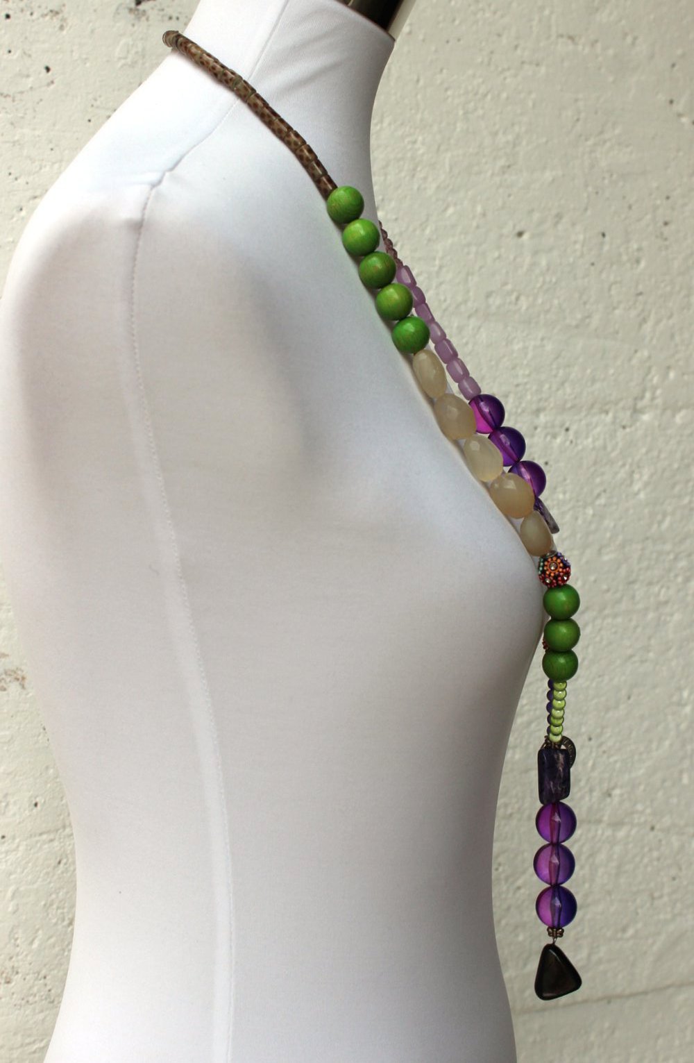 opulente Kette von Marc Cain in grün, lila und braun, lange Halskette