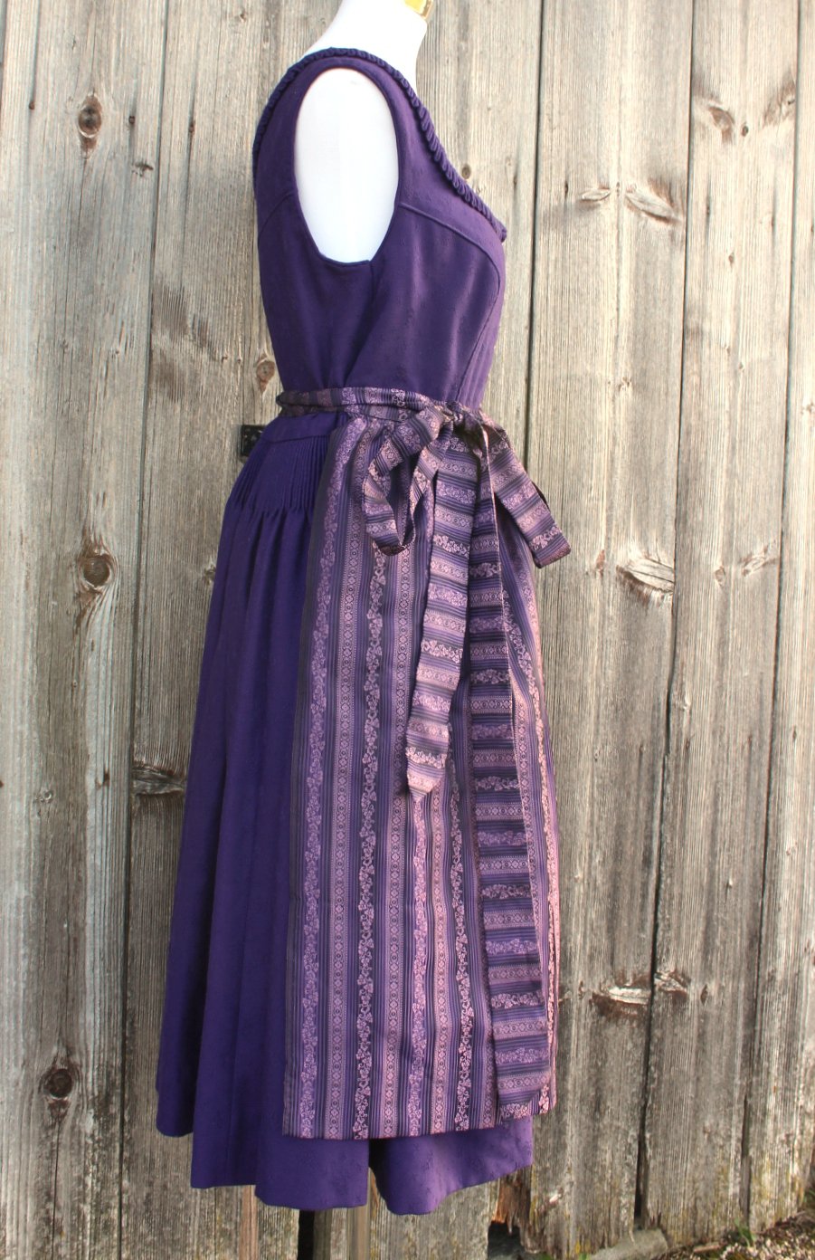 dunkellila True Vintagedirndl aus Wollstoff mit Blumenmuster, ca. Größe 42, Unikat