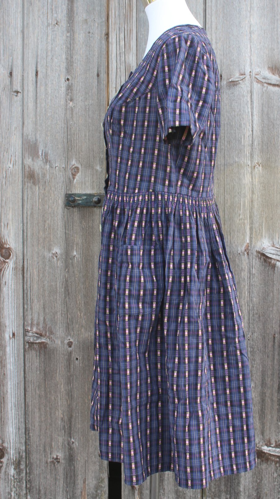hochgeschlossenes True Vintage Dirndl mit Ärmeln, ca. Größe 44, blau schwarz kariert mit Blumen