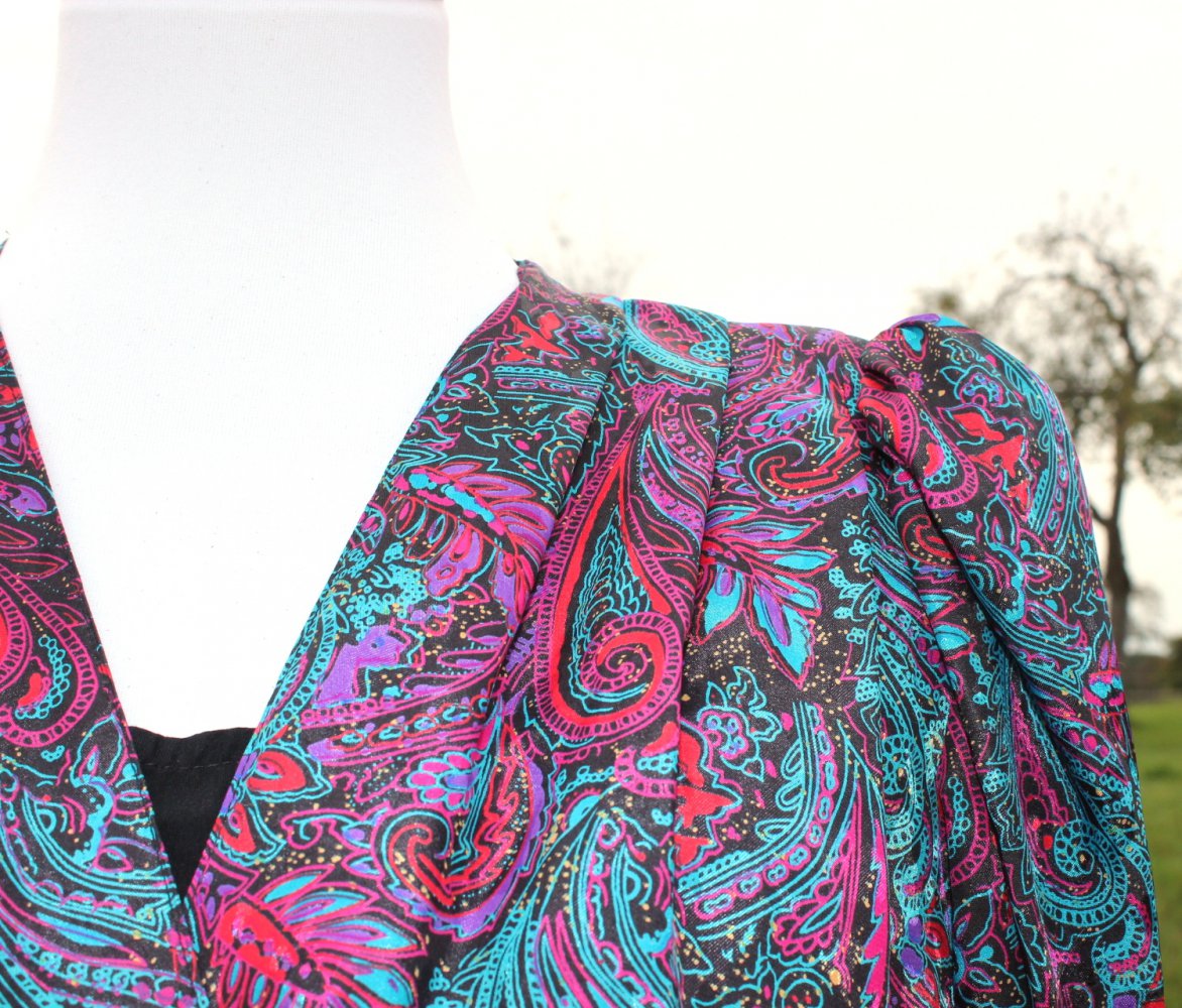 True Vintage 1980er Kleid mit Paisleymuster, Puffärmeln und Schößchen, Größe 38, Midikleid 