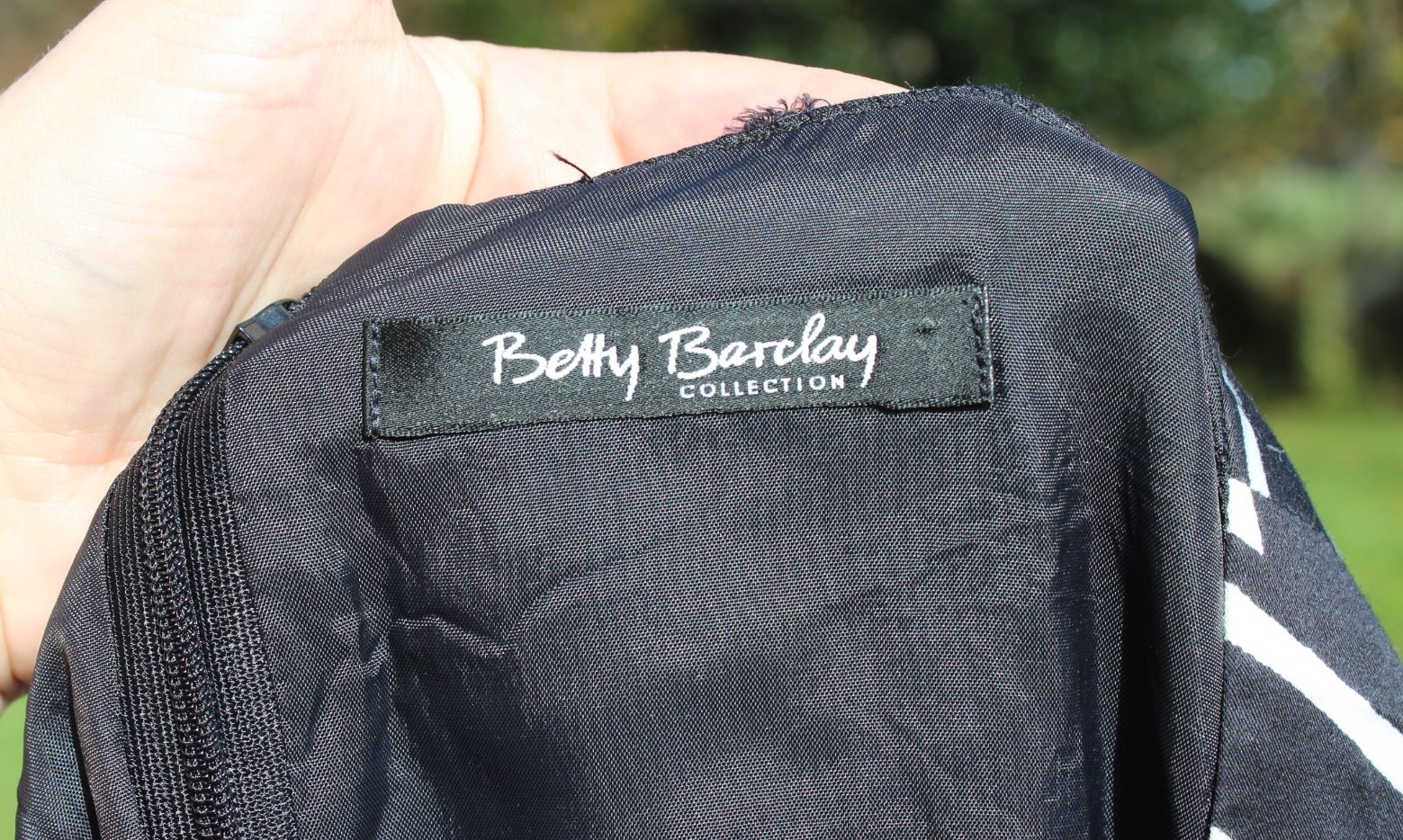 schwarzes Kleid mit weiß hellgrauem geometrischem Muster, Betty Barclay, Größe 44