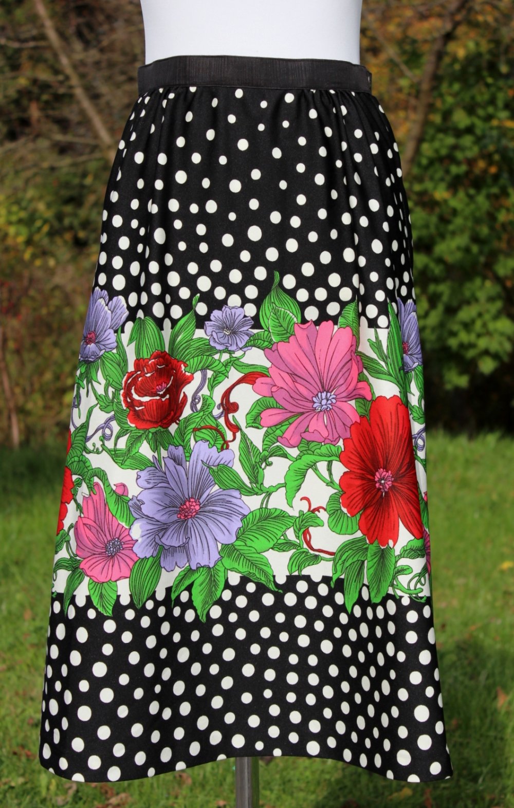 schwarzer True Vintagerock mit weißen Punkten und Blumenmuster, ca. Größe 36, Unikat