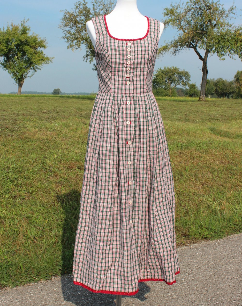 langes kariertes True Vintage Dirndl in rot grün weiß, inkl. Schürze mit Punkten, Größe 38, Hasegg
