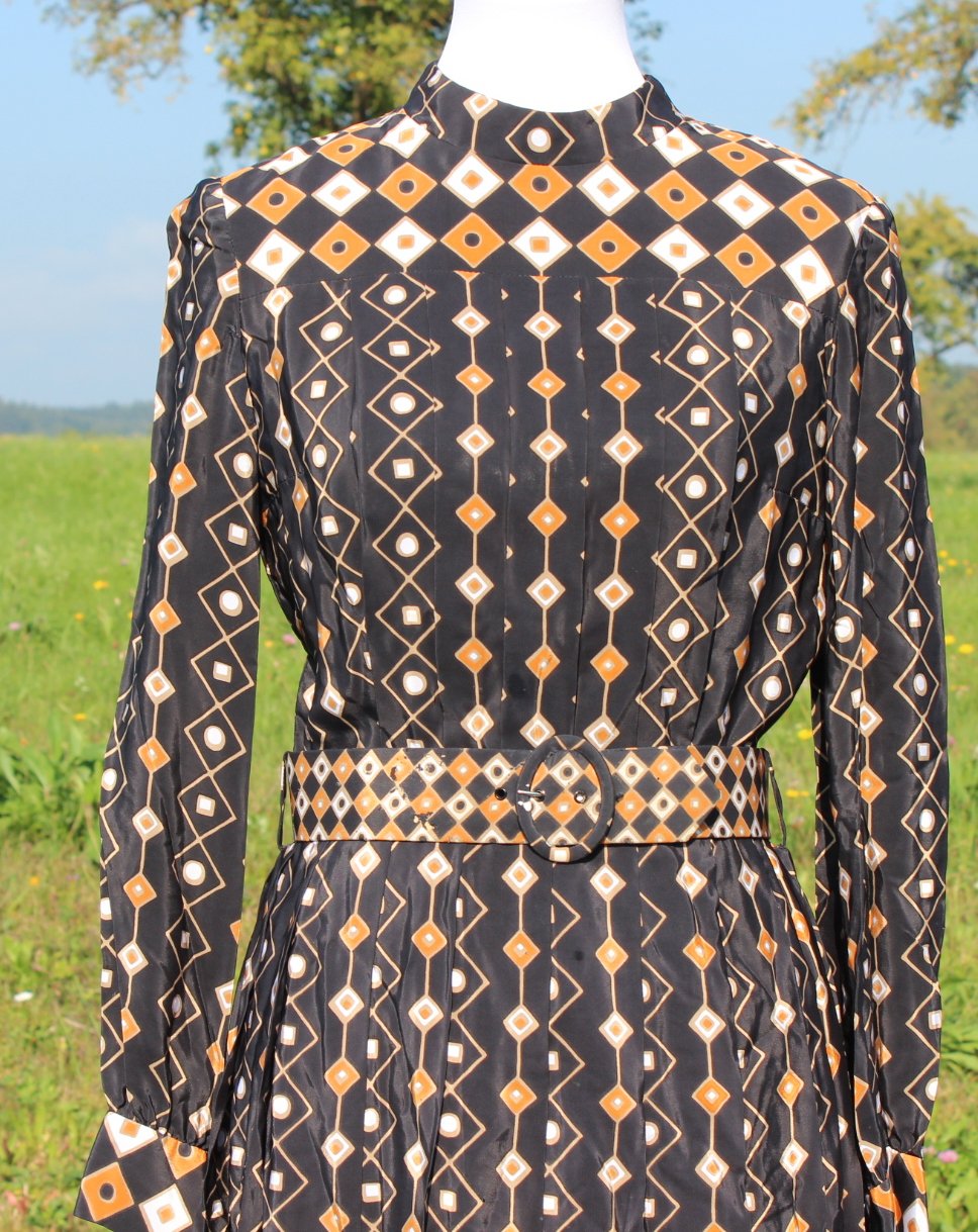 schwarzes True Vintage Kleid mit creme-braunem geometrischem Muster, ca. Größe 38