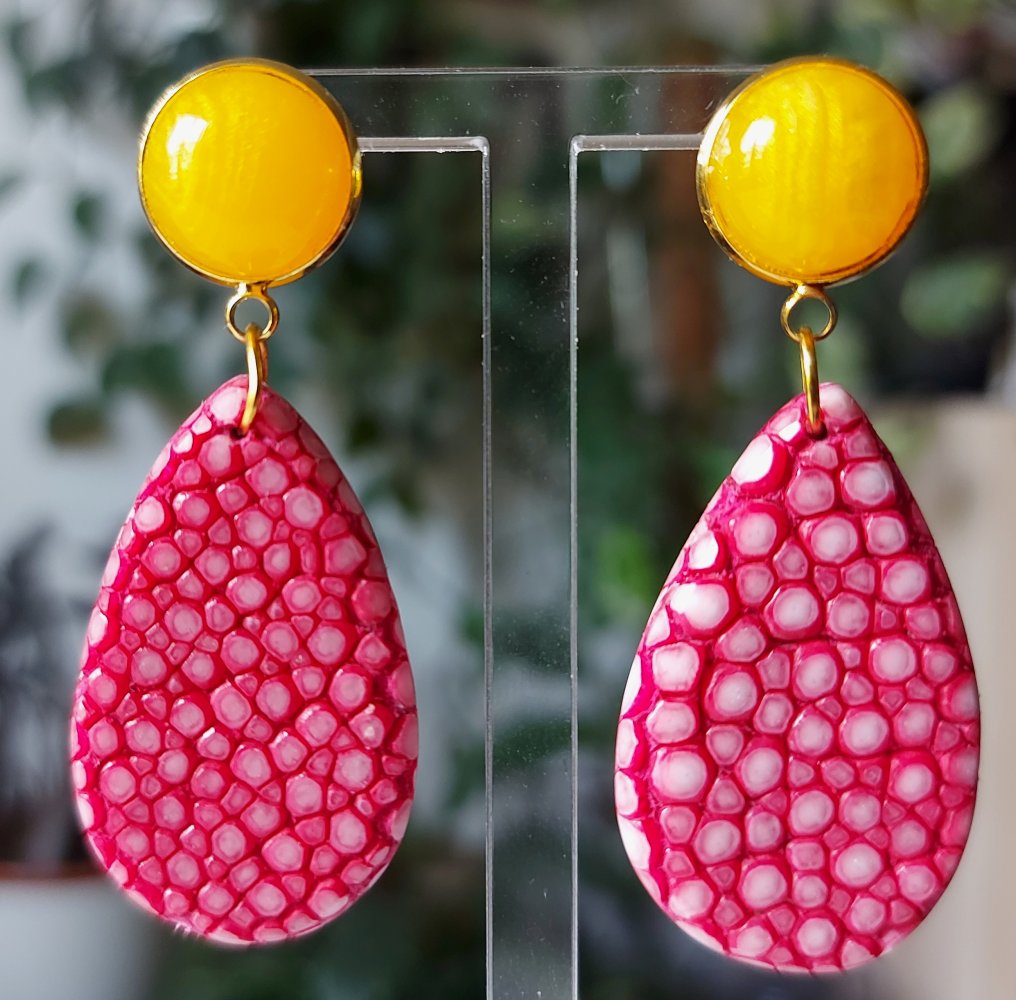 rosa pinke Ohrhänger aus Rochenleder mit gelben Cabochon, Unikat, Galuchat, Perlrochen Ohrringe