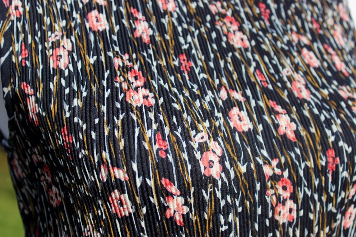 dunkelblaues True Vintagekleid mit Blumenmuster, Plissee, ca. Größe 34-44, Midikleid