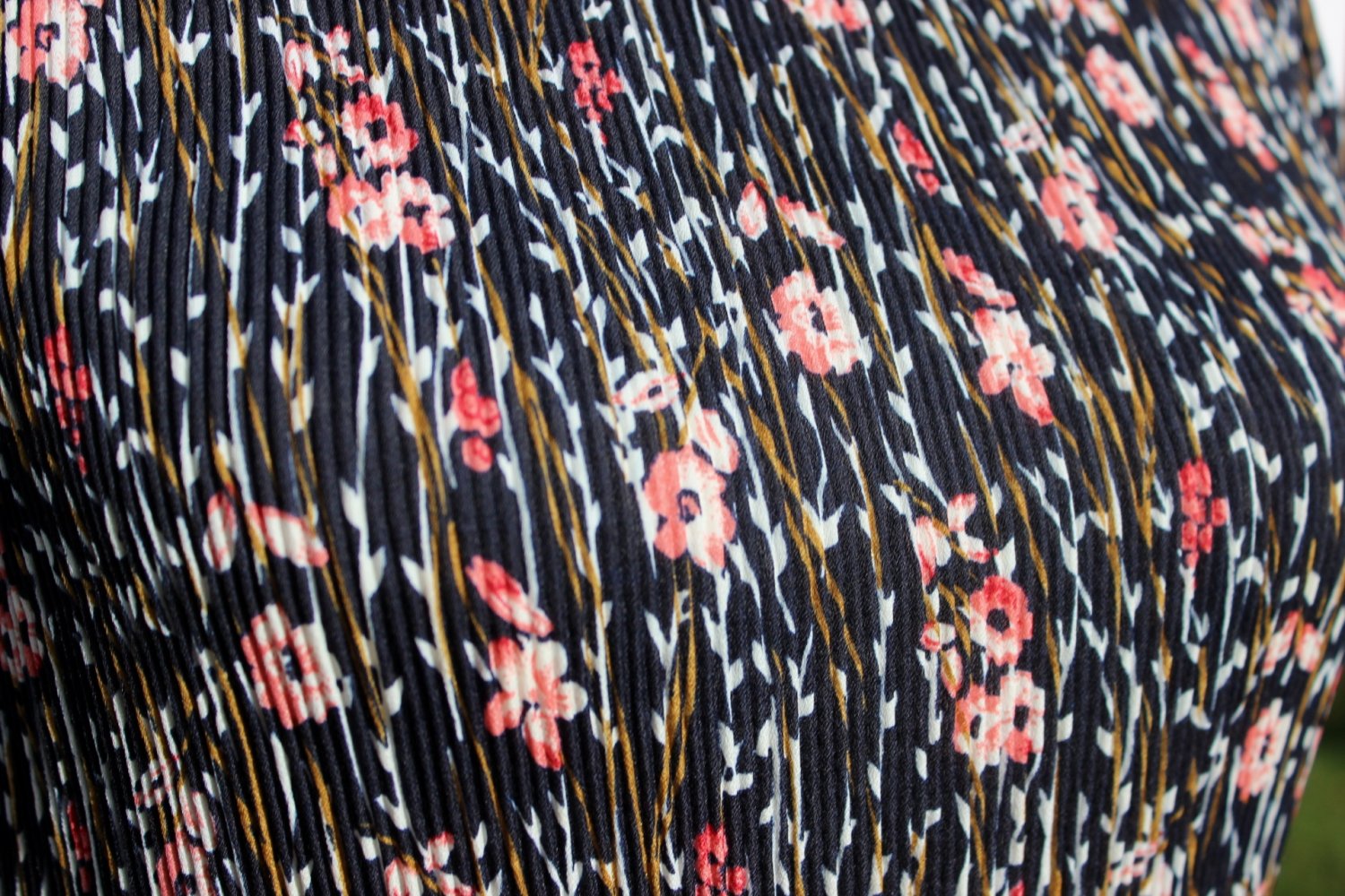 dunkelblaues True Vintagekleid mit Blumenmuster, Plissee, ca. Größe 34-44, Midikleid
