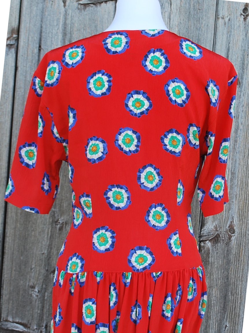 rotes True Vintage Kleid mit blau grün beigem Blumenmuster und tiefer Taille, ca. Größe 40, 1980er