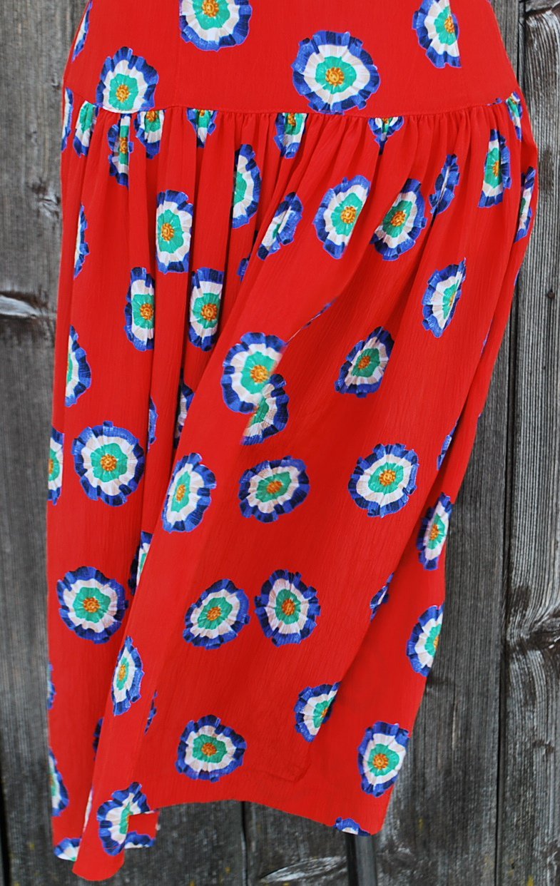 rotes True Vintage Kleid mit blau grün beigem Blumenmuster und tiefer Taille, ca. Größe 40, 1980er