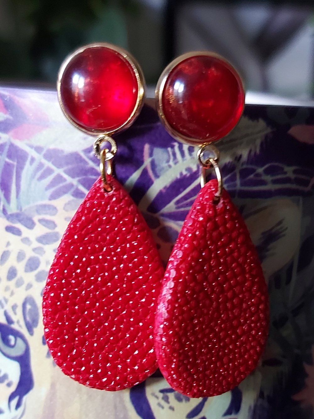 rote Ohrhänger aus Rochenleder mit einem rot-goldenen Cabochon, Unikat, Galuchat, Perlrochen