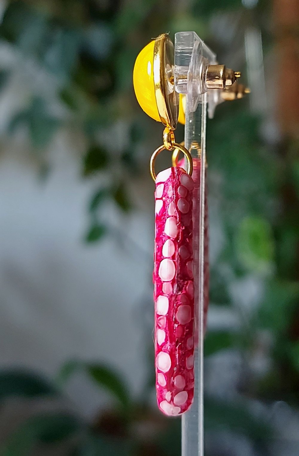 rosa pinke Ohrhänger aus Rochenleder mit gelben Cabochon, Unikat, Galuchat, Perlrochen Ohrringe
