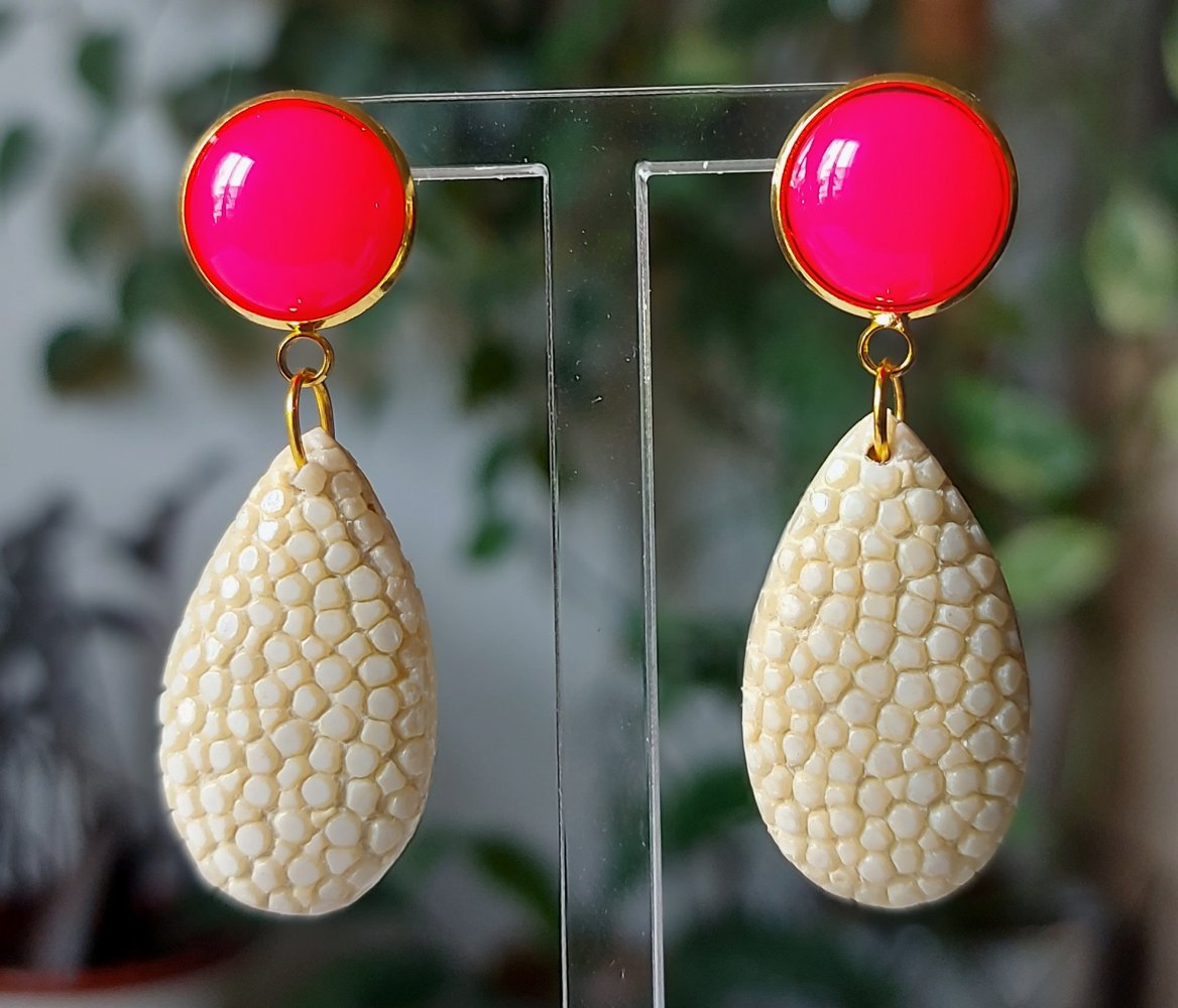 beige Ohrhänger aus Rochenleder mit einem pinken Cabochon, Unikat, Galuchat, Perlrochen Ohrringe