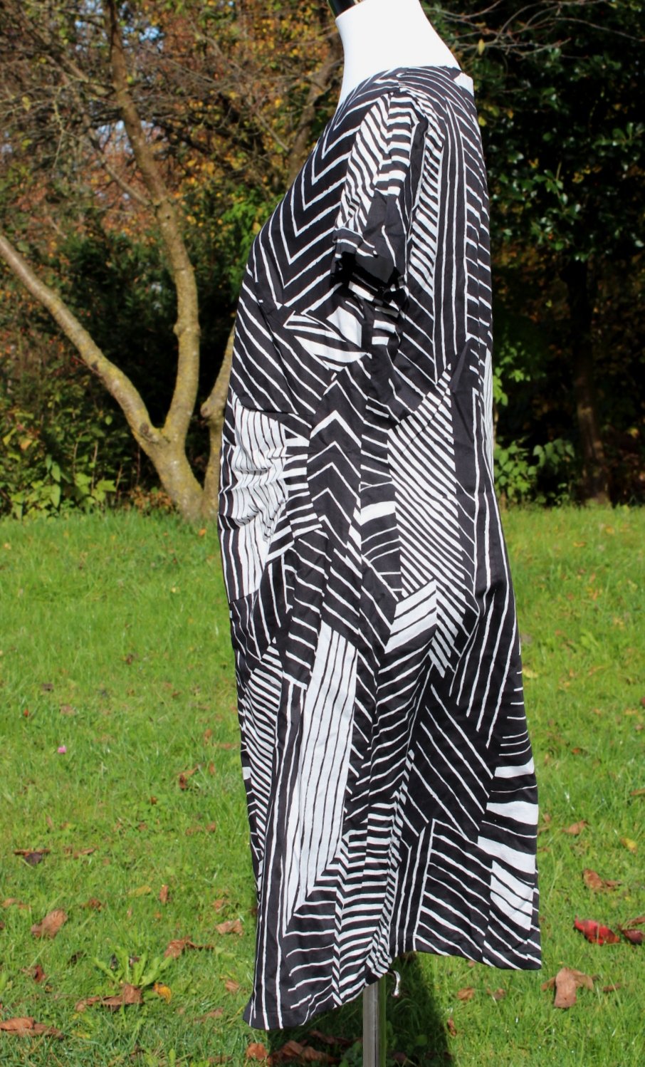 schwarzes Kleid mit weiß hellgrauem geometrischem Muster, Betty Barclay, Größe 44