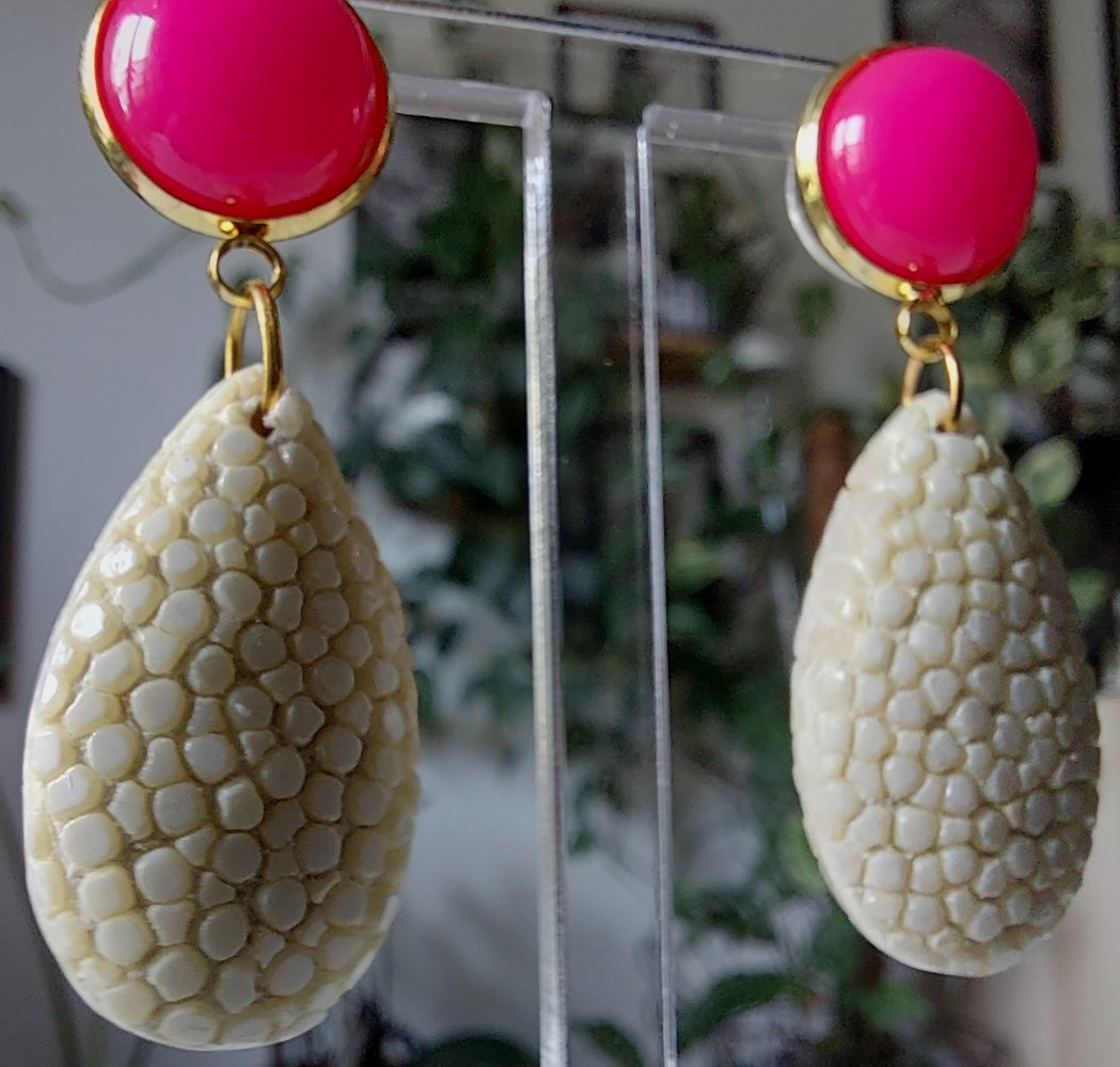 beige Ohrhänger aus Rochenleder mit einem pinken Cabochon, Unikat, Galuchat, Perlrochen Ohrringe