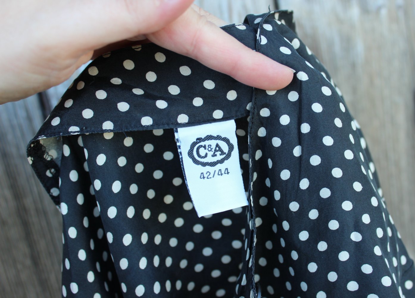 dunkelgraue taillierte True Vintagebluse mit Punktemuster, Seidenbluse, Polkadots, Größe 42/44