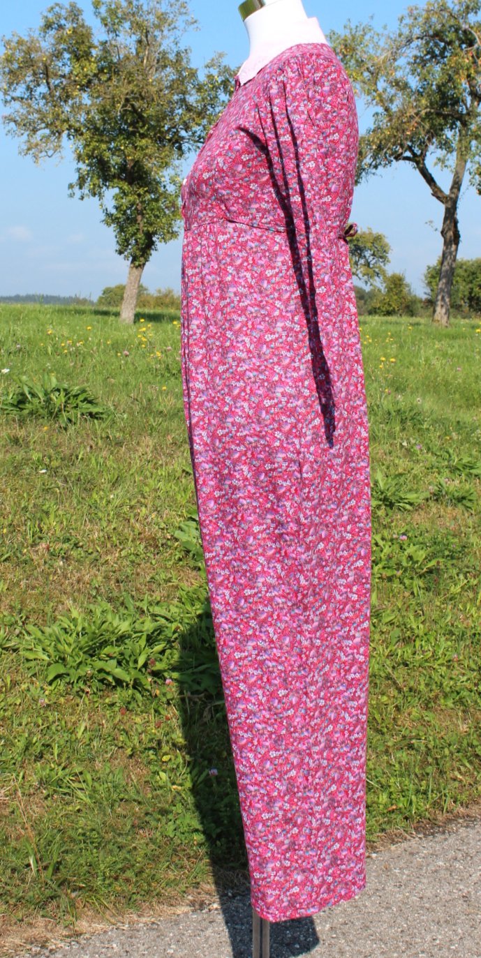 dunkelrotes langes True Vintagekleid mit Blumenmuster, Maxikleid mit Empiretaille, ca. Größe 36