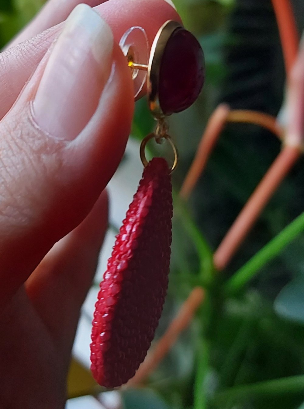 rote Ohrhänger aus Rochenleder mit einem rot-goldenen Cabochon, Unikat, Galuchat, Perlrochen