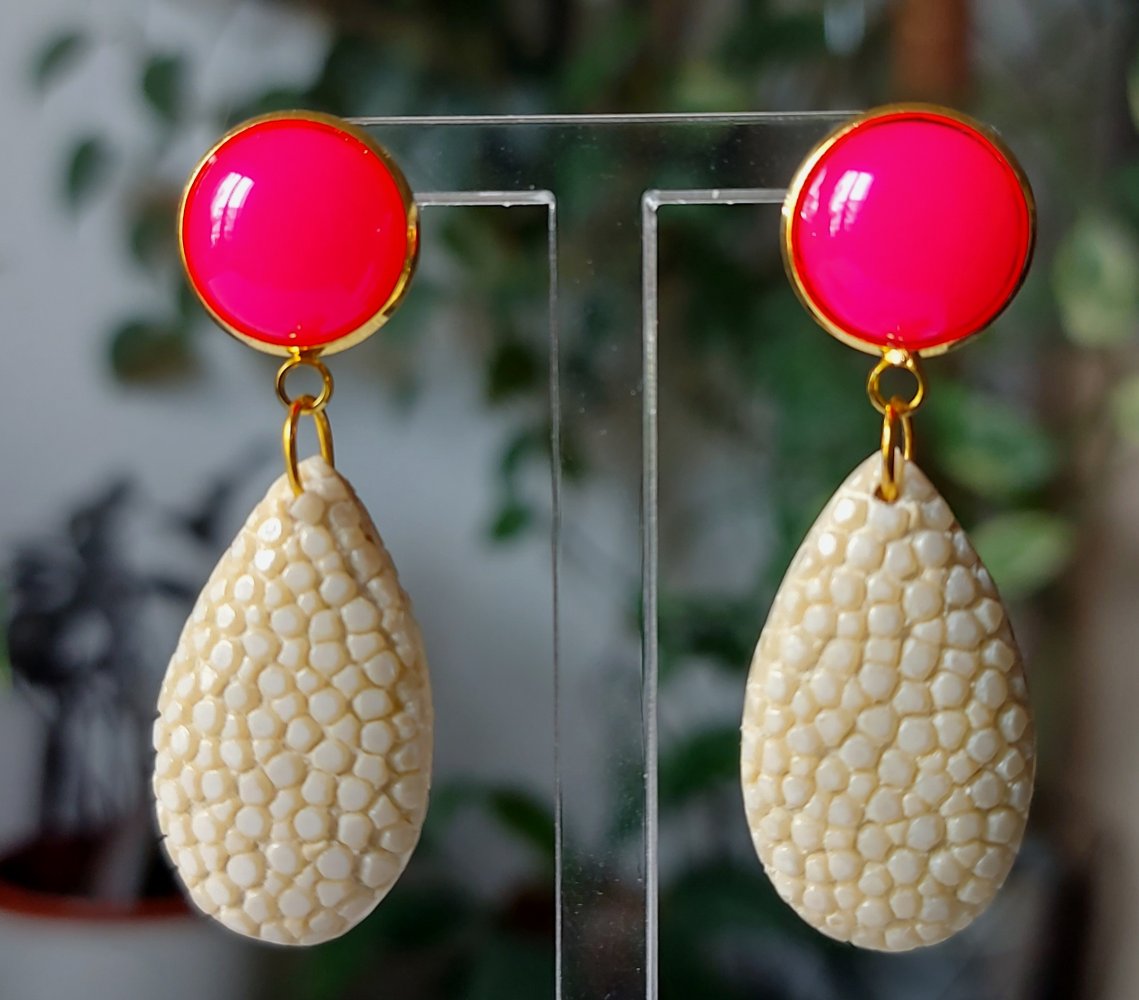 beige Ohrhänger aus Rochenleder mit einem pinken Cabochon, Unikat, Galuchat, Perlrochen Ohrringe