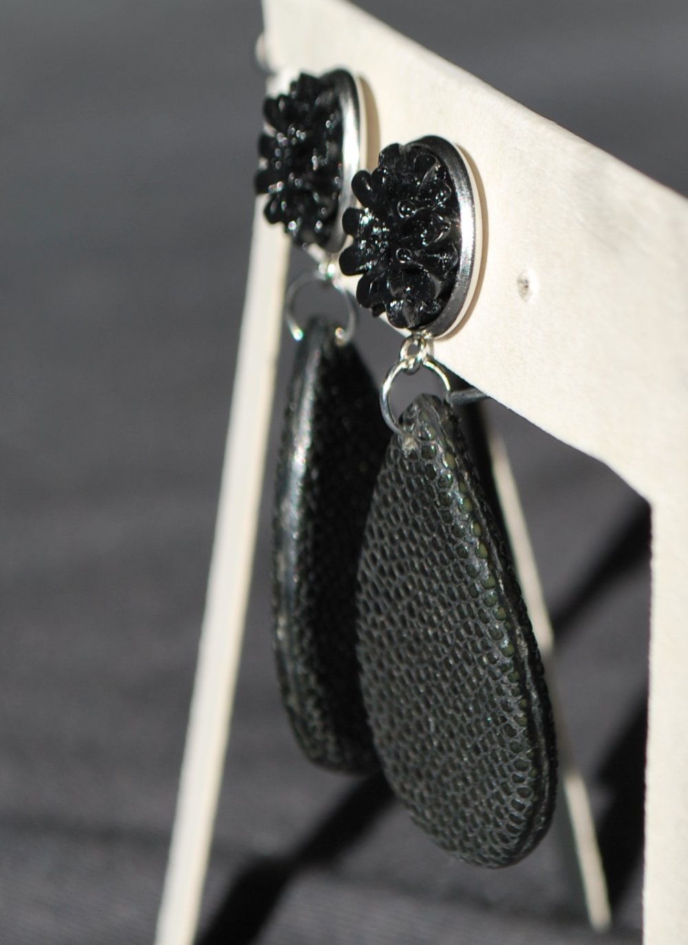 schwarze Ohrhänger aus Rochenleder mit einem Blumencabochon, Unikat, Galuchat, Perlrochen