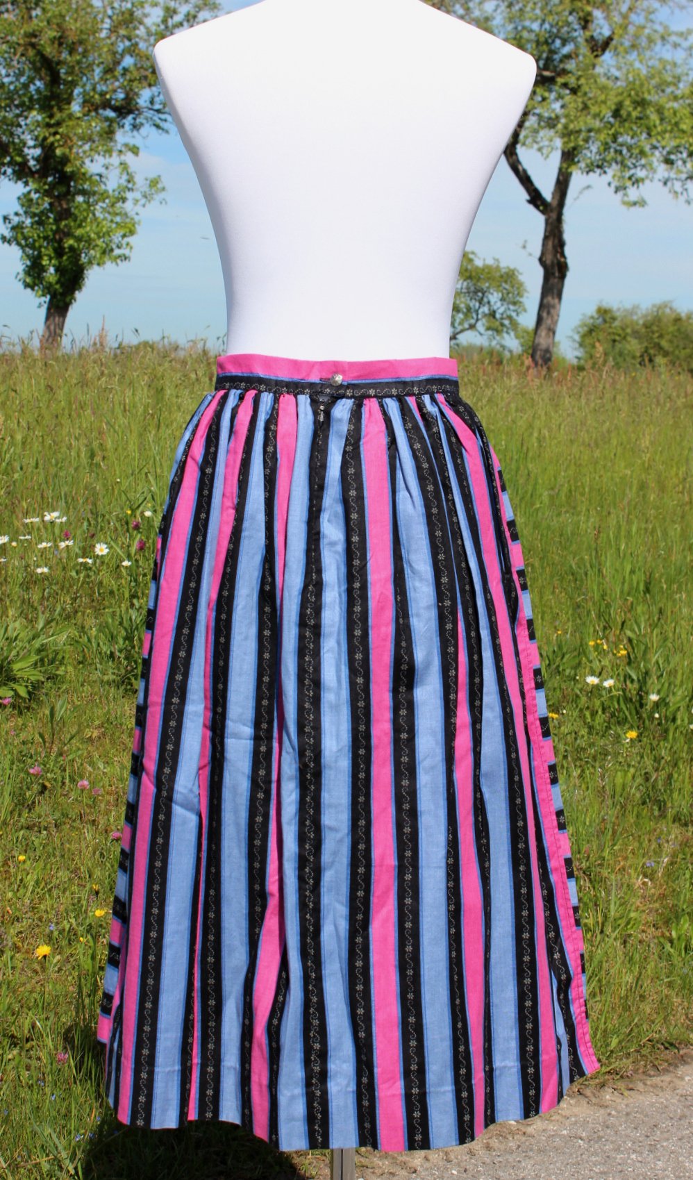 True Vintage Trachtenrock in schwarz rosa und blau mit Streifen und Blumenmuster, ca. Größe 36