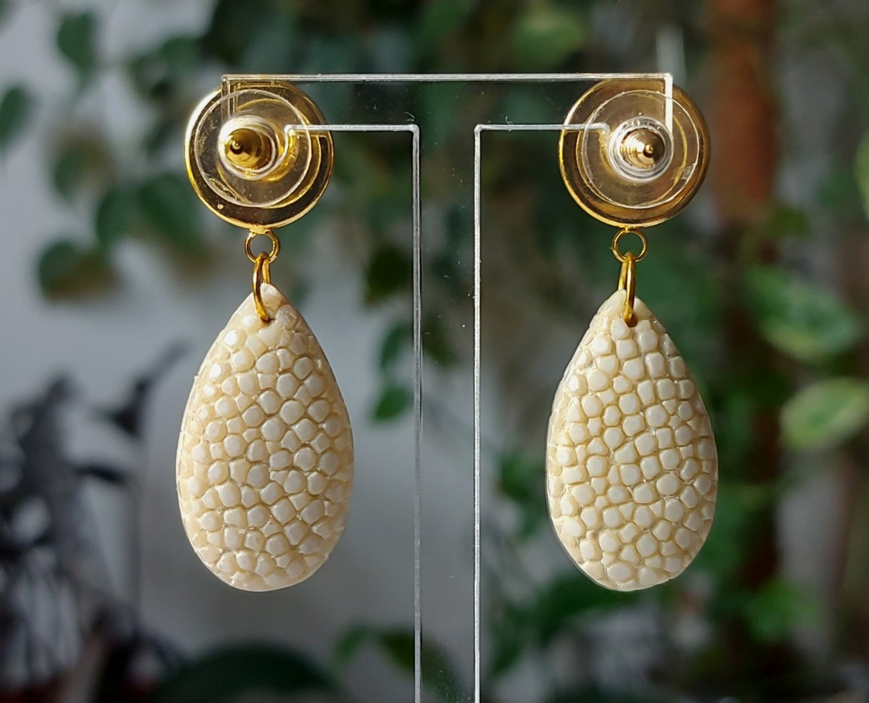 beige Ohrhänger aus Rochenleder mit einem pinken Cabochon, Unikat, Galuchat, Perlrochen Ohrringe