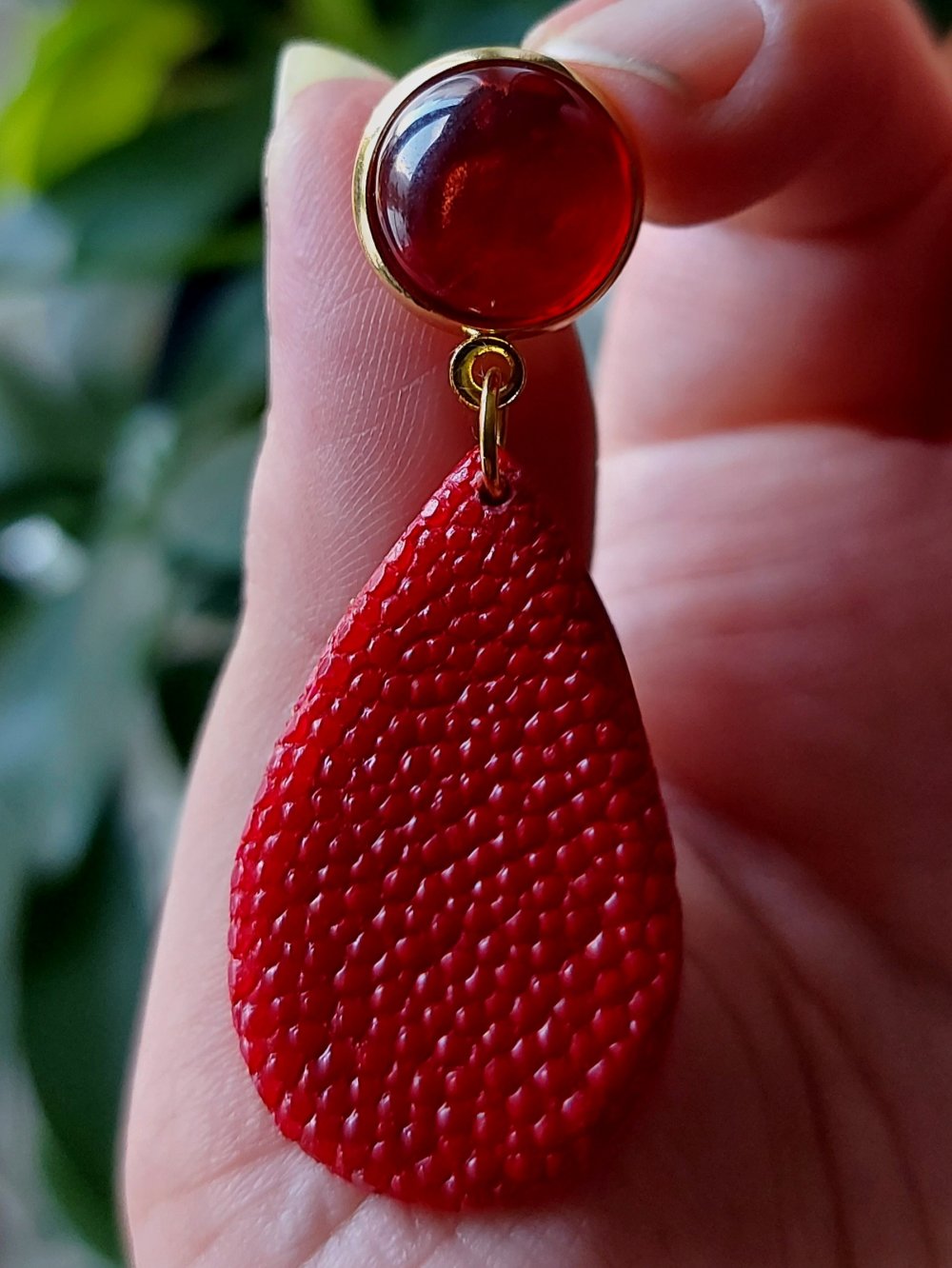 rote Ohrhänger aus Rochenleder mit einem rot-goldenen Cabochon, Unikat, Galuchat, Perlrochen
