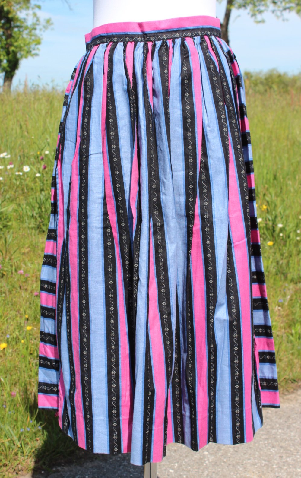 True Vintage Trachtenrock in schwarz rosa und blau mit Streifen und Blumenmuster, ca. Größe 36