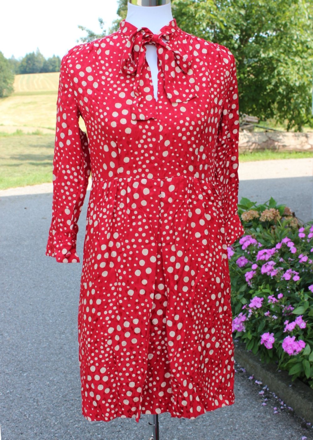 rotes True Vintagekleid mit cremefarbenen Punkten, ca. Größe 38, Unikat