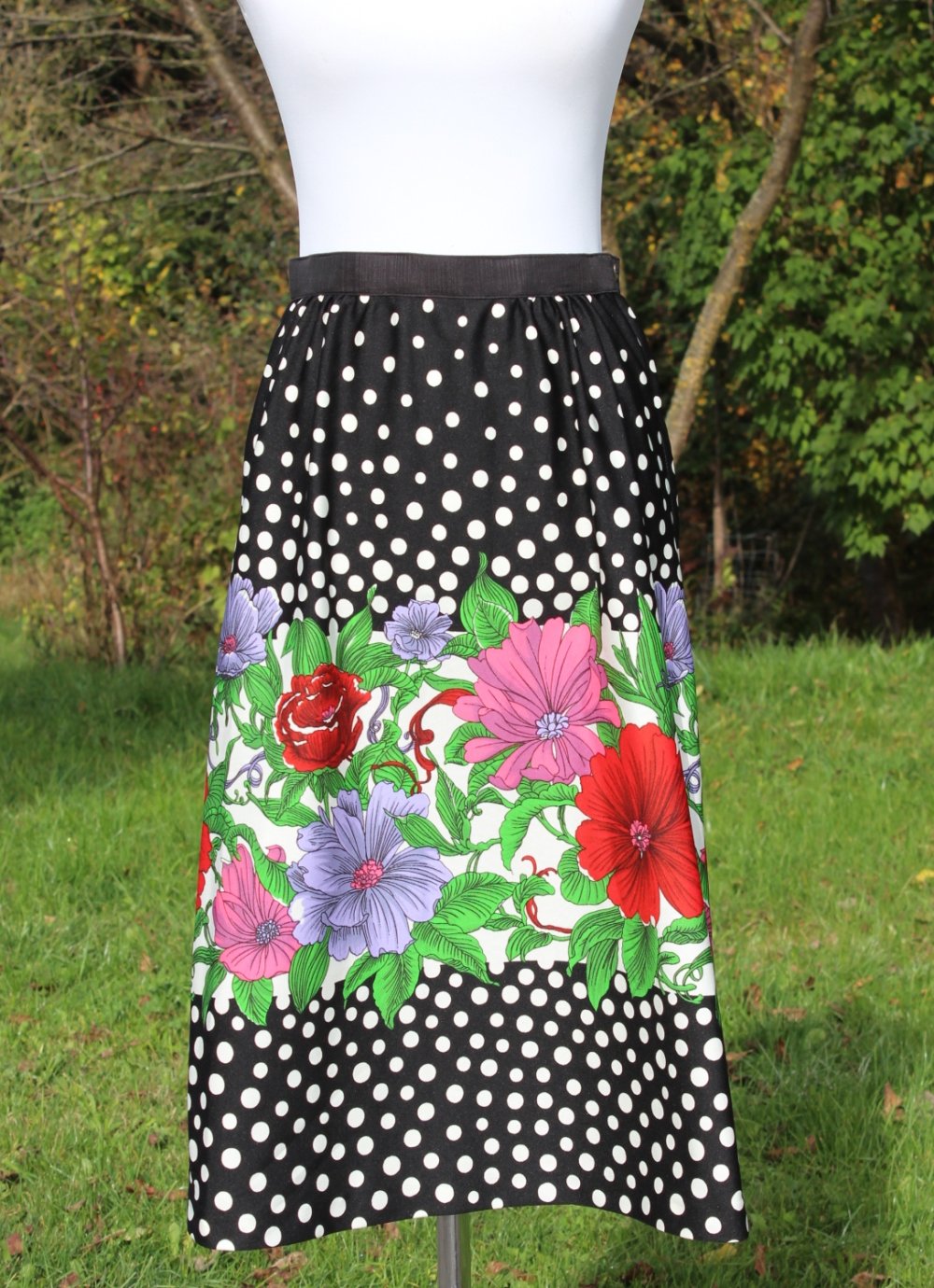 schwarzer True Vintagerock mit weißen Punkten und Blumenmuster, ca. Größe 36, Unikat