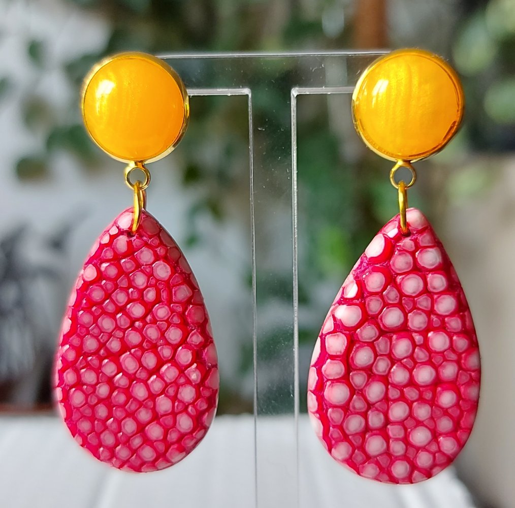 rosa pinke Ohrhänger aus Rochenleder mit gelben Cabochon, Unikat, Galuchat, Perlrochen Ohrringe