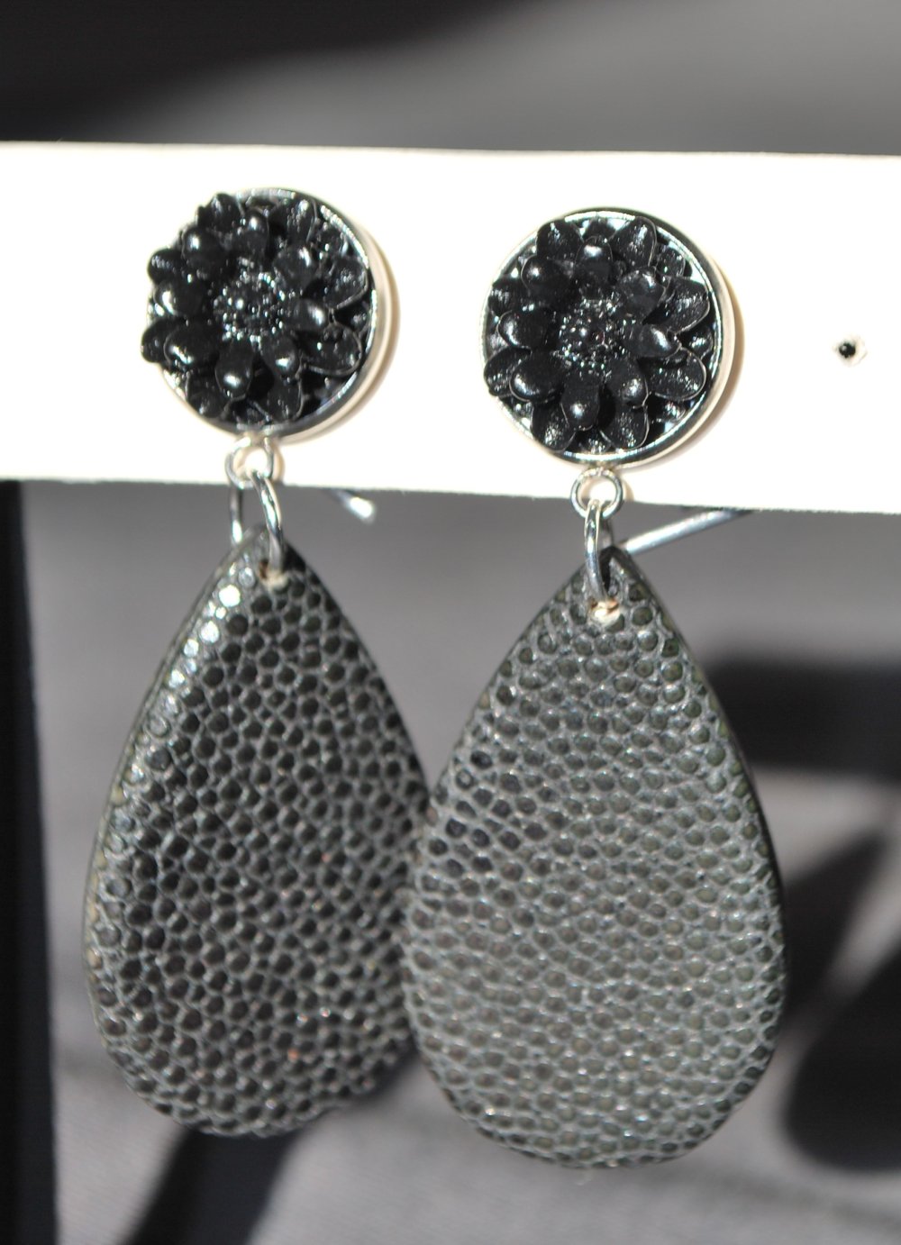 schwarze Ohrhänger aus Rochenleder mit einem Blumencabochon, Unikat, Galuchat, Perlrochen