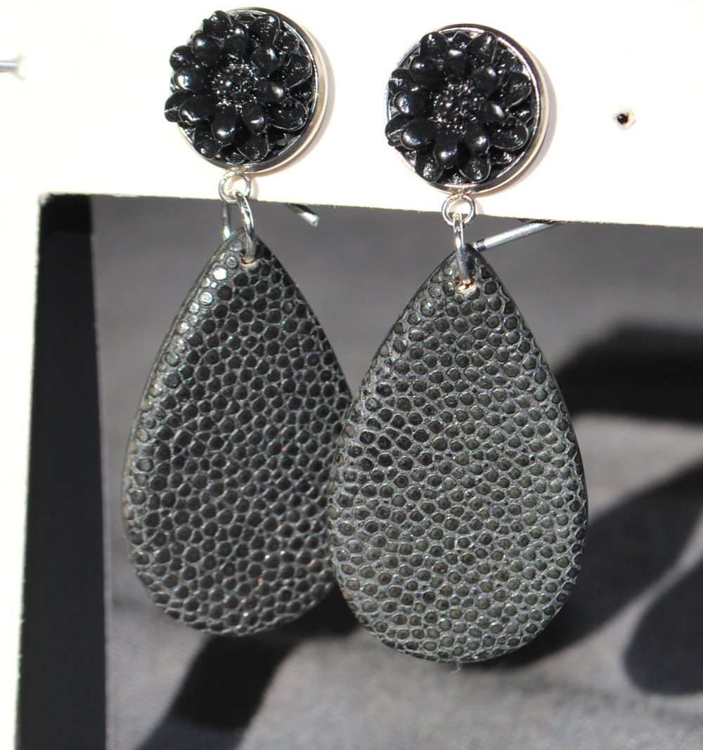 schwarze Ohrhänger aus Rochenleder mit einem Blumencabochon, Unikat, Galuchat, Perlrochen