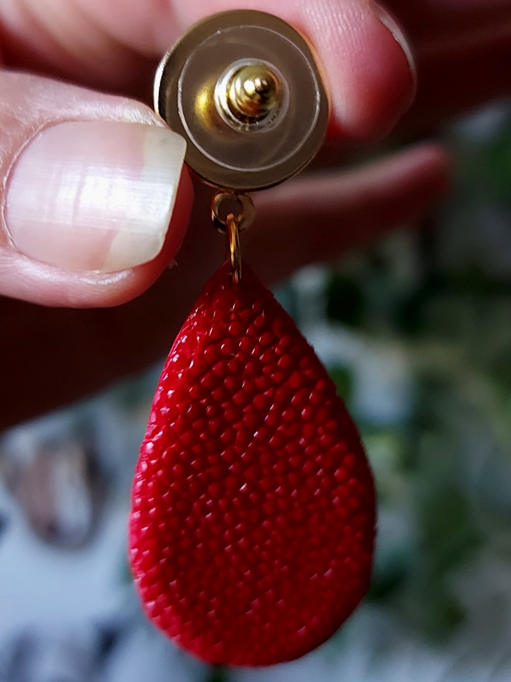 rote Ohrhänger aus Rochenleder mit einem rot-goldenen Cabochon, Unikat, Galuchat, Perlrochen
