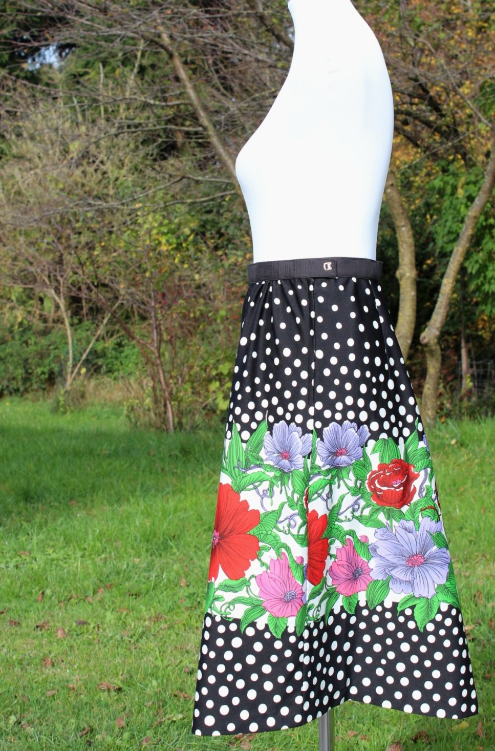 schwarzer True Vintagerock mit weißen Punkten und Blumenmuster, ca. Größe 36, Unikat