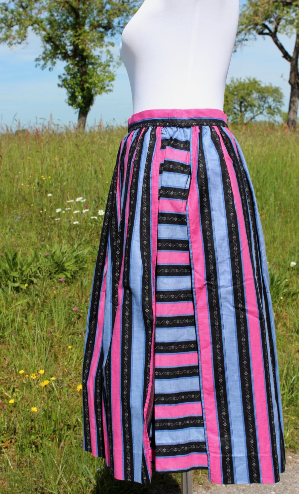 True Vintage Trachtenrock in schwarz rosa und blau mit Streifen und Blumenmuster, ca. Größe 36