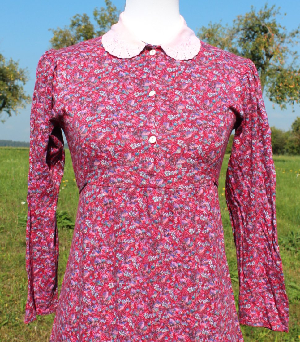 dunkelrotes langes True Vintagekleid mit Blumenmuster, Maxikleid mit Empiretaille, ca. Größe 36