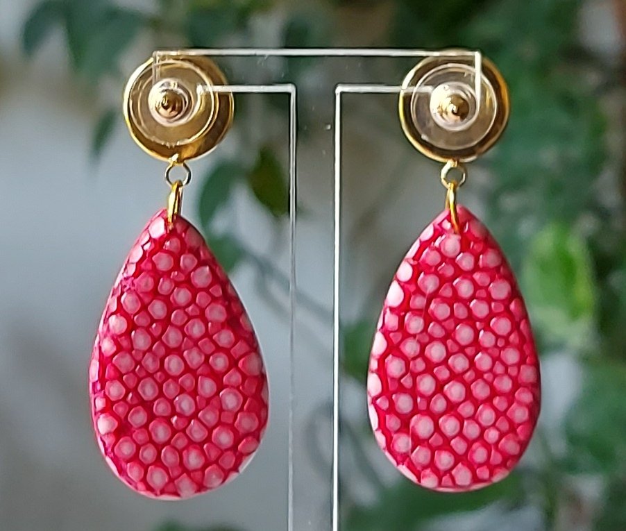 rosa pinke Ohrhänger aus Rochenleder mit gelben Cabochon, Unikat, Galuchat, Perlrochen Ohrringe