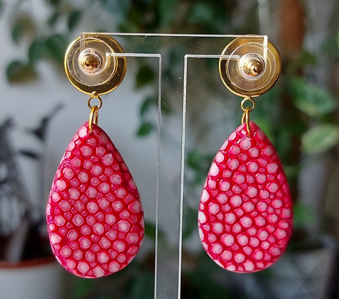 rosa pinke Ohrhänger aus Rochenleder mit gelben Cabochon, Unikat, Galuchat, Perlrochen Ohrringe
