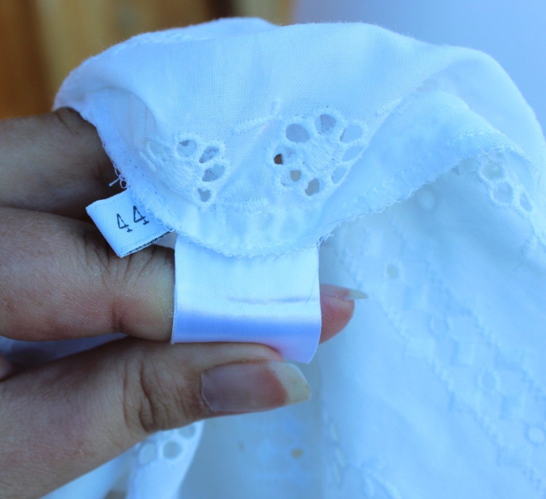 weiße Bluse mit kurzen Ärmeln, üppige Lochstickerei, Mothwurf, ca. Größe 40
